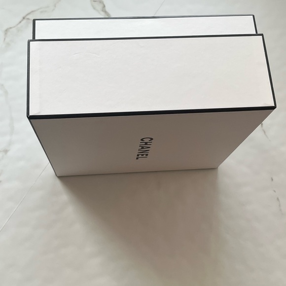 Chanel Gift Box - Picture 4 of 10